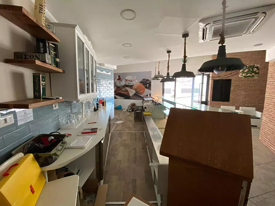 Immagine 9 di Negozio in vendita  in via Pini di Solimene a San Giorgio A Cremano