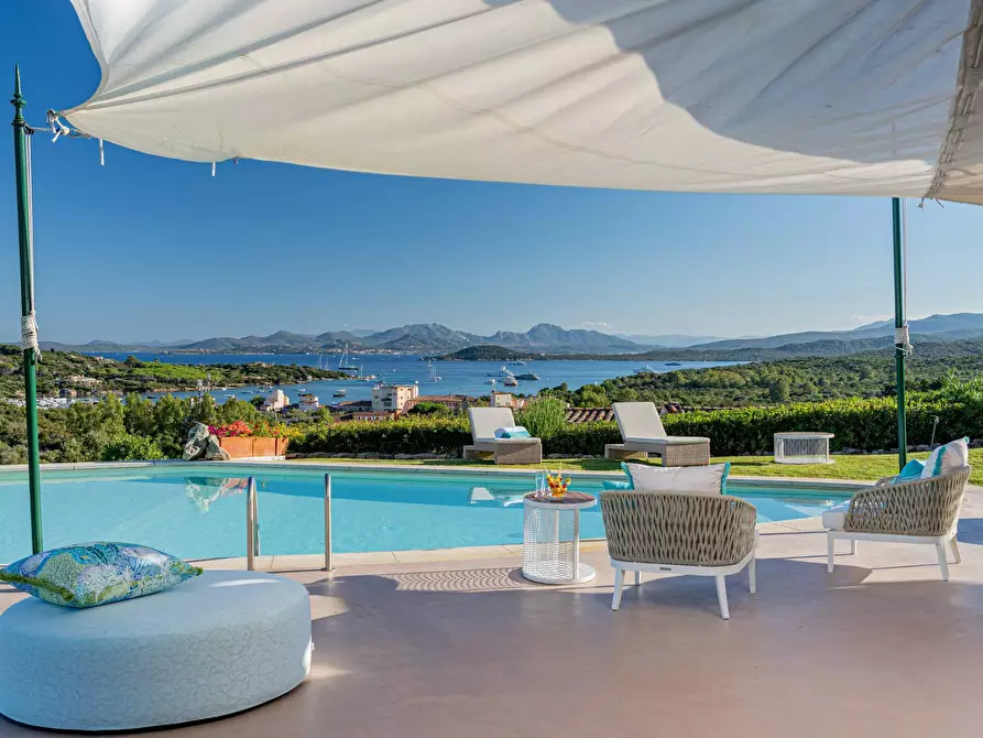 Immagine 1 di Villa in vendita  in Cala di Volpe a Arzachena