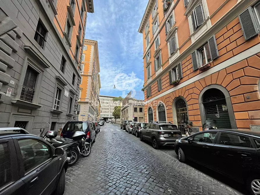 Immagine 2 di Negozio in vendita  in Via Palermo a Roma