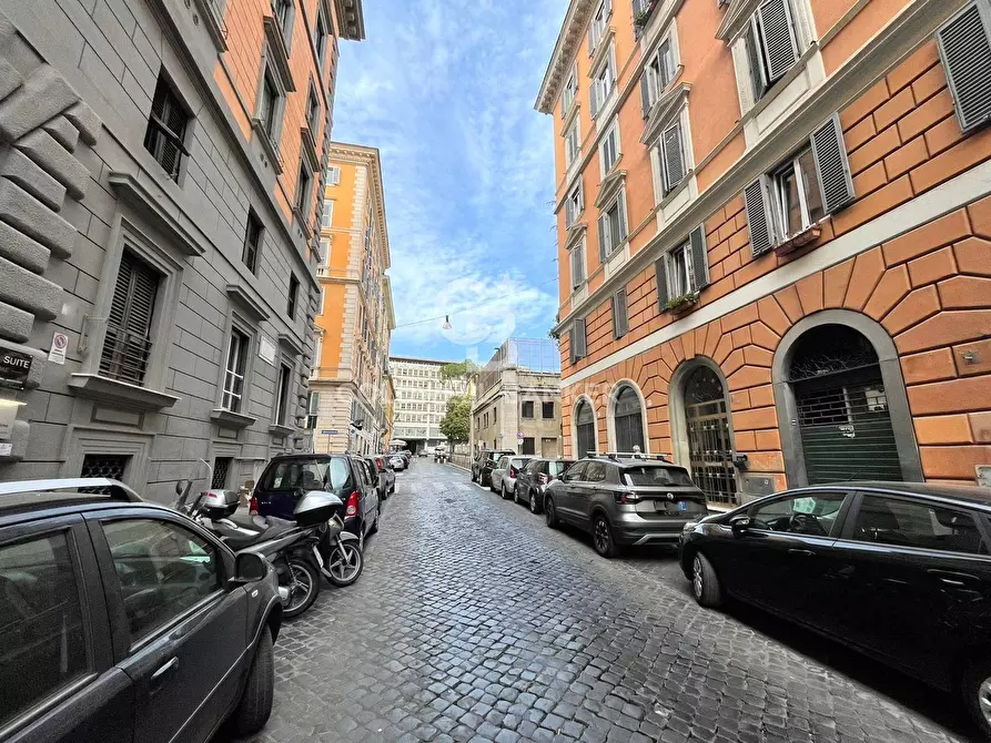 Immagine 5 di Negozio in vendita  in Via Palermo a Roma