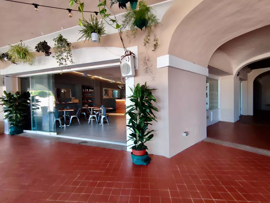 Immagine 10 di Locale commerciale in vendita  in Puntaldia a San Teodoro