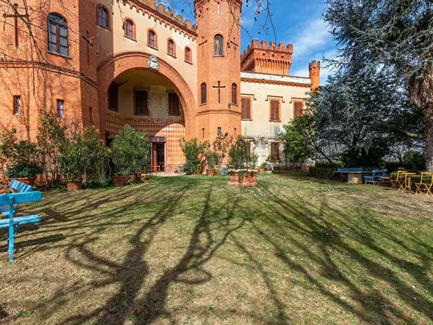 Immagine 4 di Castello in vendita  in Via Roma a Baldissero D'alba