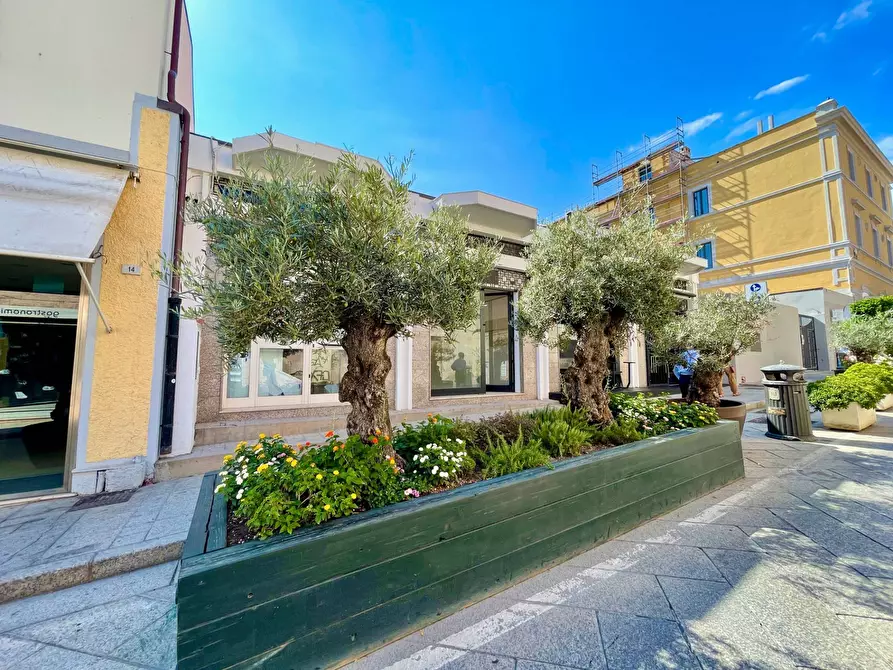 Immagine 4 di Negozio in affitto  in Via Regina Elena a Olbia
