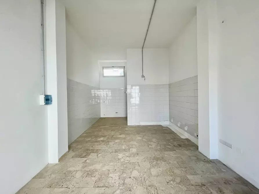 Immagine 9 di Negozio in affitto  in Via Regina Elena a Olbia