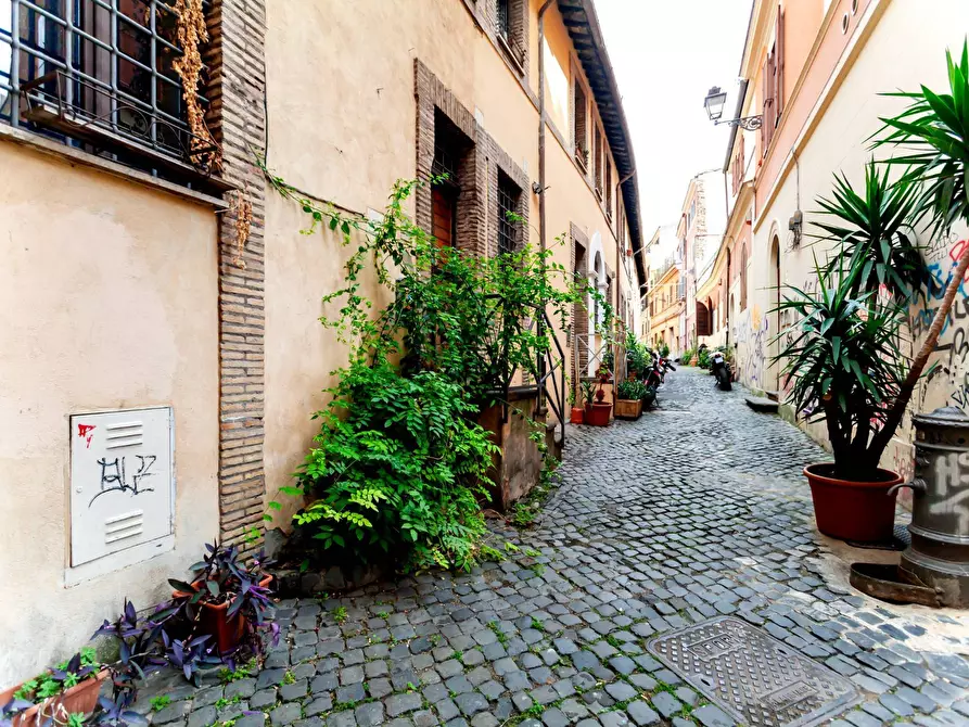 Immagine 1 di Appartamento in vendita  in Via Dei Ciancaleoni a Roma