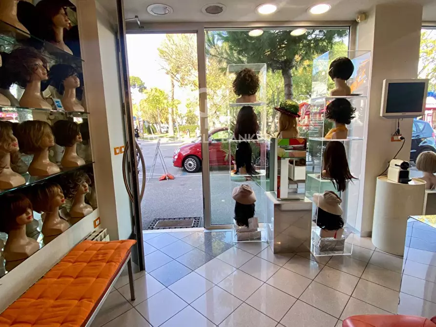 Immagine 10 di Negozio in affitto  in Viale Giardini a Riccione