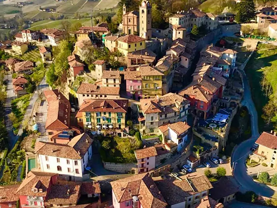 Immagine 28 di Palazzo in vendita  in Via Montà a Monforte D'alba