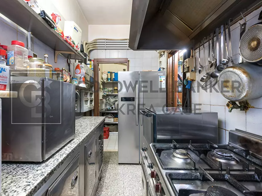 Immagine 11 di Locale commerciale in vendita  in via atene a Ciampino