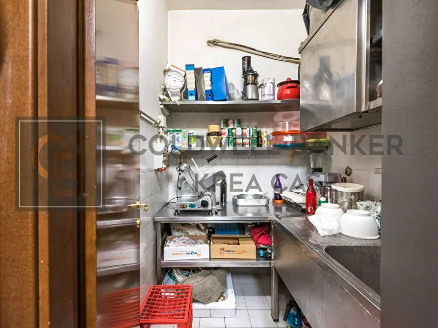 Immagine 12 di Locale commerciale in vendita  in via atene a Ciampino