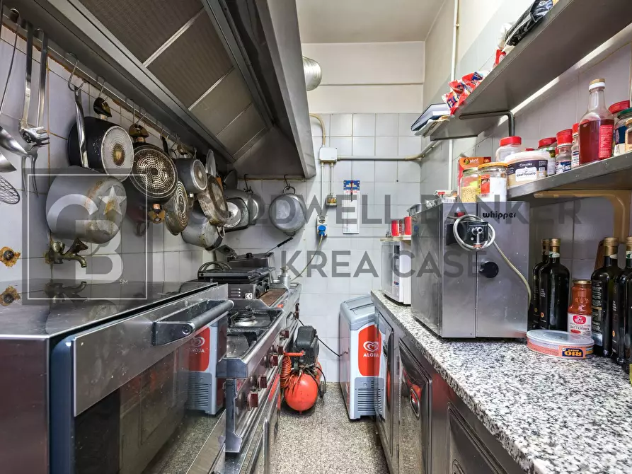 Immagine 13 di Locale commerciale in vendita  in via atene a Ciampino