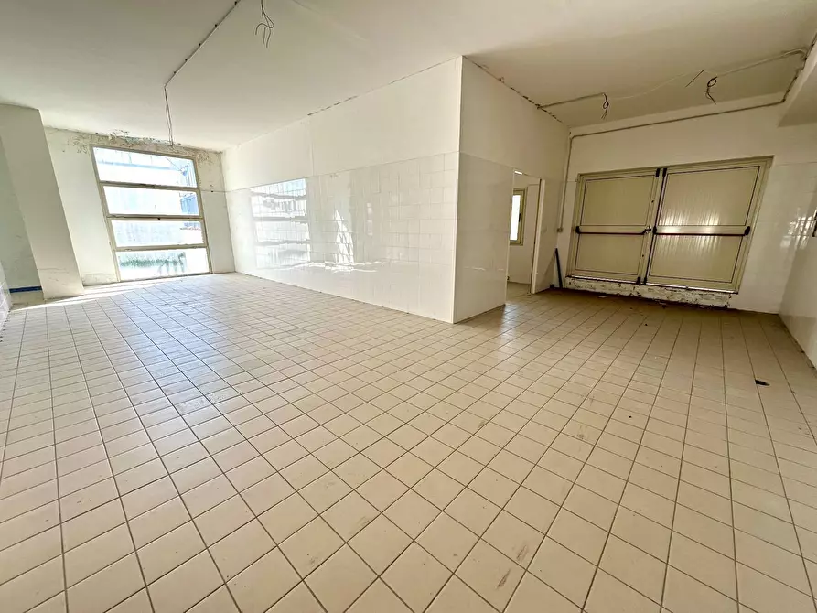 Immagine 7 di Locale commerciale in vendita  in Via Roma a Olbia