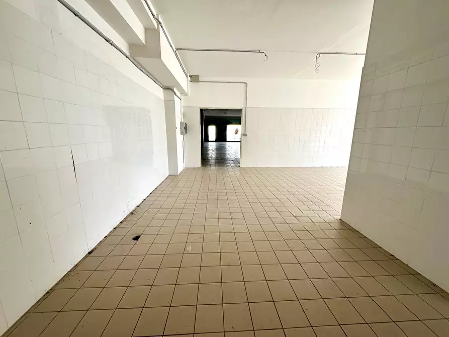 Immagine 11 di Locale commerciale in vendita  in Via Roma a Olbia