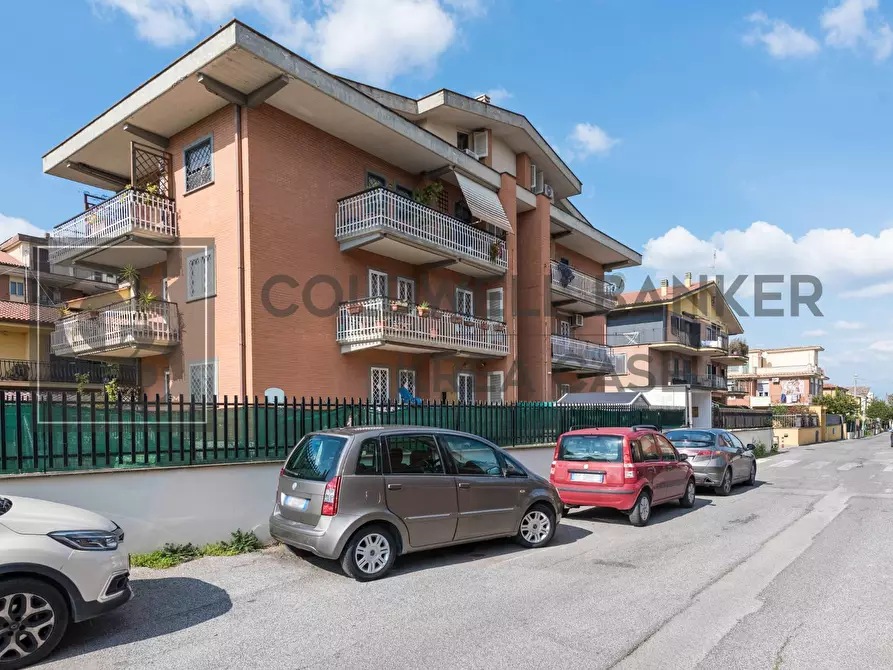 Immagine 1 di Appartamento in vendita  in Via Servilia a Roma