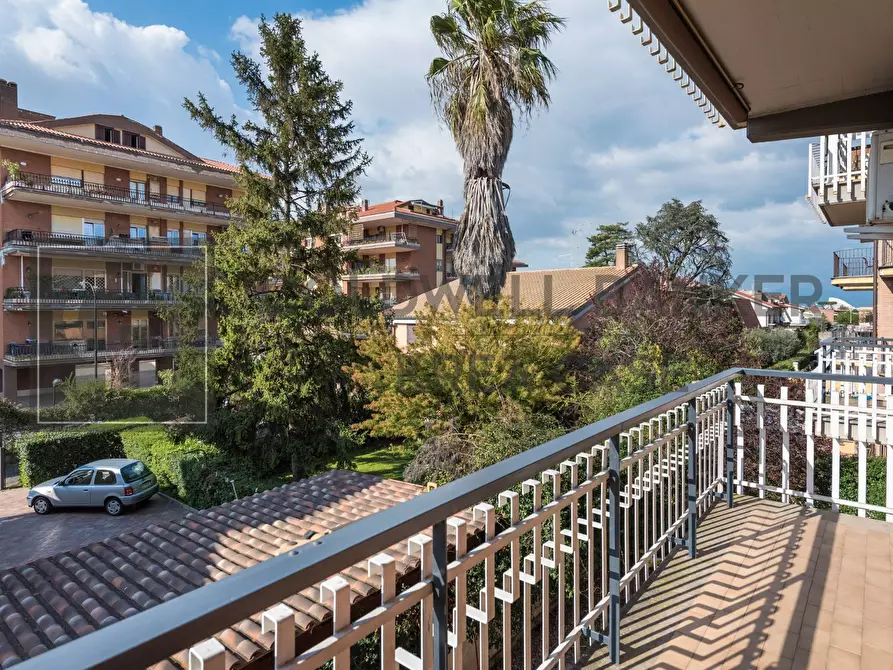 Immagine 6 di Appartamento in vendita  in Via Servilia a Roma