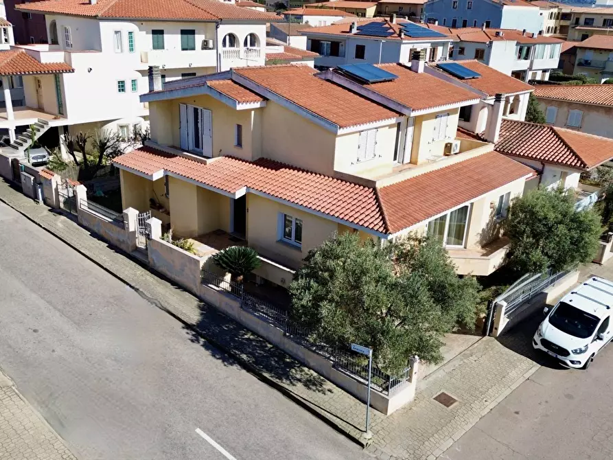 Immagine 1 di Villa in vendita  in Via Amsicora a Arzachena