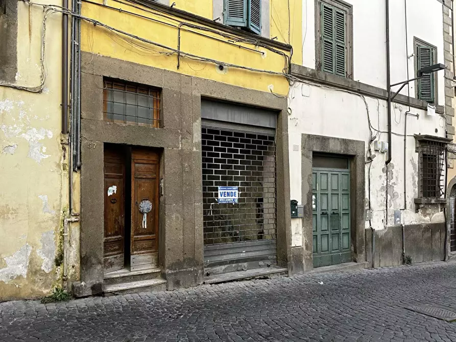 Immagine 1 di Negozio in vendita  in Via Orologio Vecchio a Viterbo