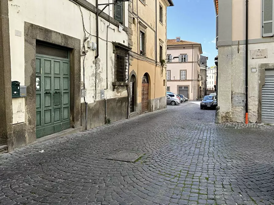 Immagine 4 di Negozio in vendita  in Via Orologio Vecchio a Viterbo