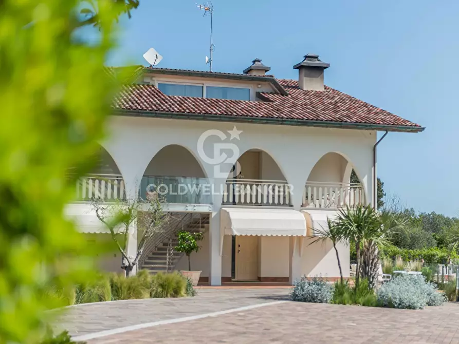 Immagine 1 di Villa in vendita  in Via Panoramica a Rimini