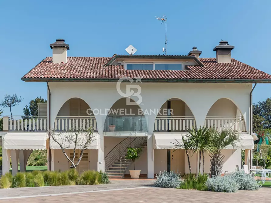 Immagine 1 di Villa in vendita  in Via Panoramica a Rimini