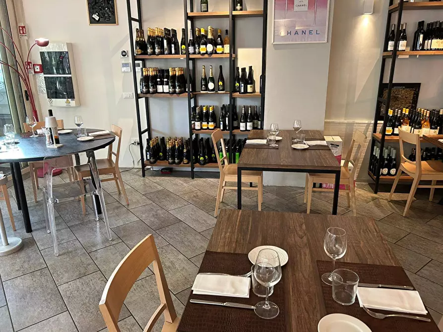 Immagine 2 di Locale commerciale in vendita  in via gabriele d'annunzio a Riccione