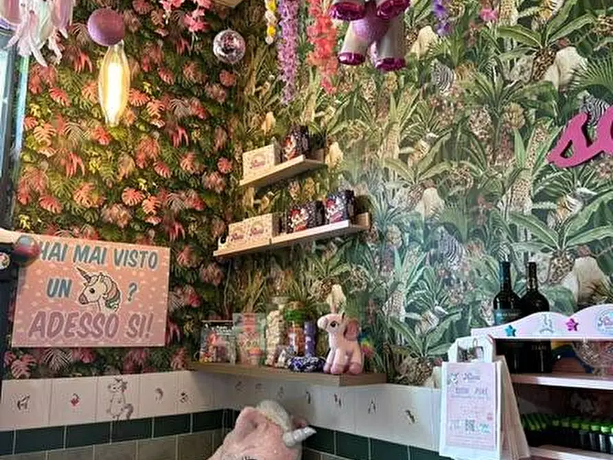 Immagine 3 di Attività commerciale in vendita  in Via Caracciolo a Roma