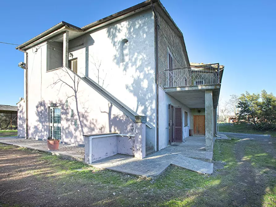 Immagine 1 di Villa in vendita  in Strada Toscanese a Viterbo