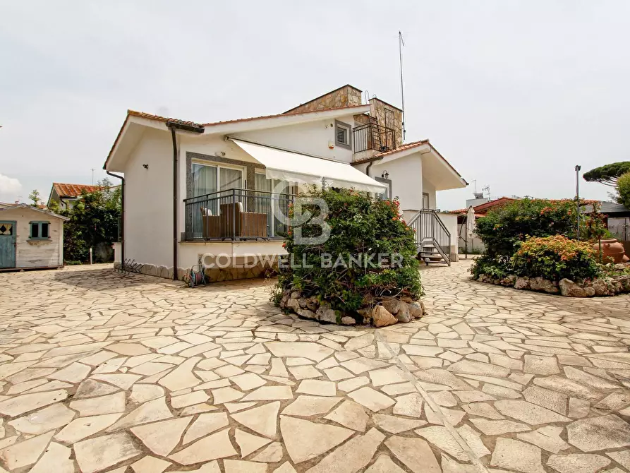 Immagine 1 di Villa in vendita  in via Panarea a Fiumicino