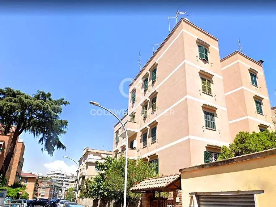 Immagine 3 di Appartamento in vendita  in Via Marcantonio Odescalchi a Roma