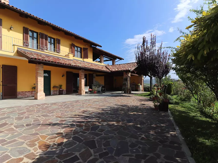 Immagine 1 di Villa in vendita  in Località riviera a Monforte D'alba