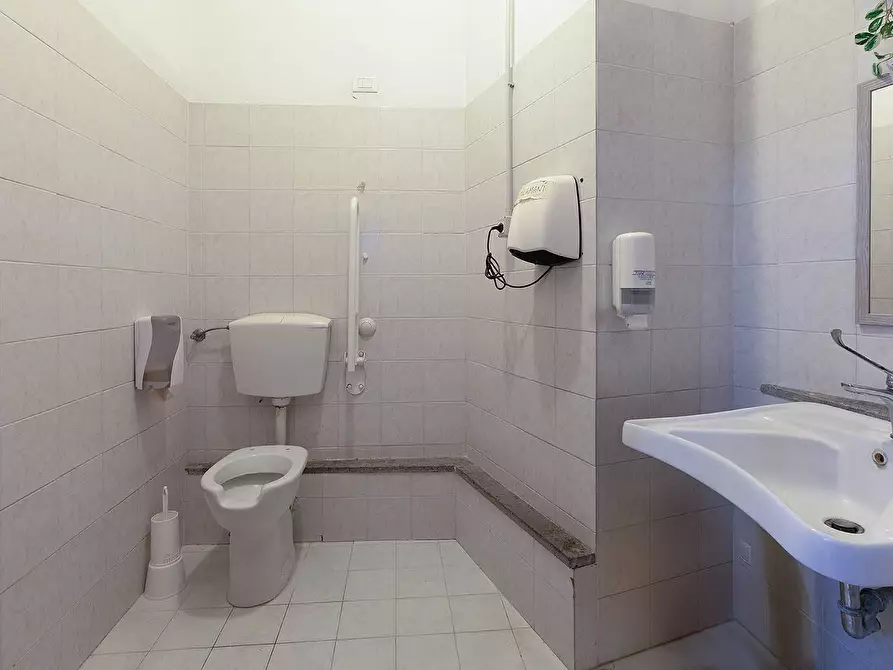 Immagine 15 di Attività commerciale in vendita  in Via Leonardo Murialdo a Viterbo