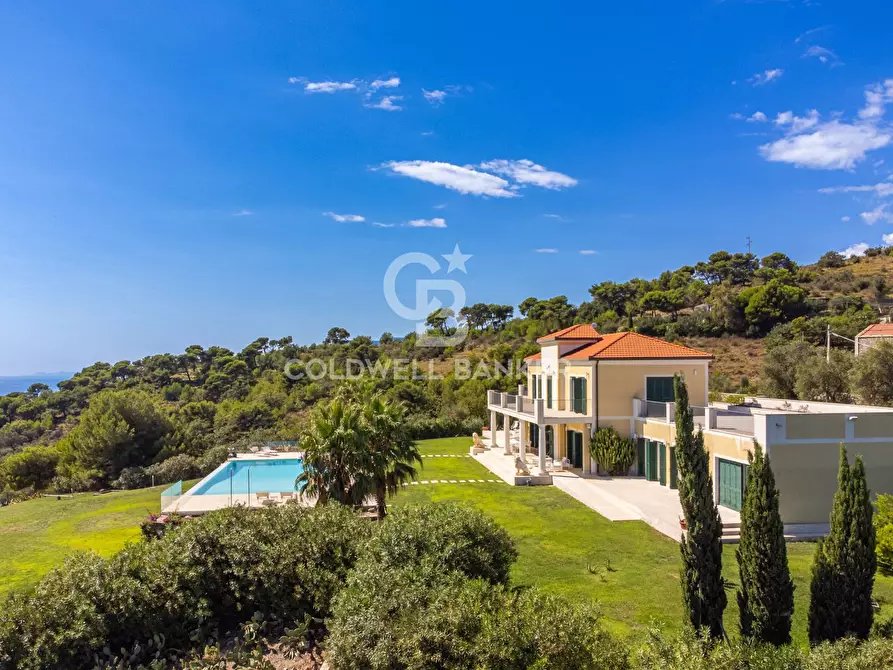 Immagine 3 di Villa in vendita  in Strada Antica Torre a Cipressa