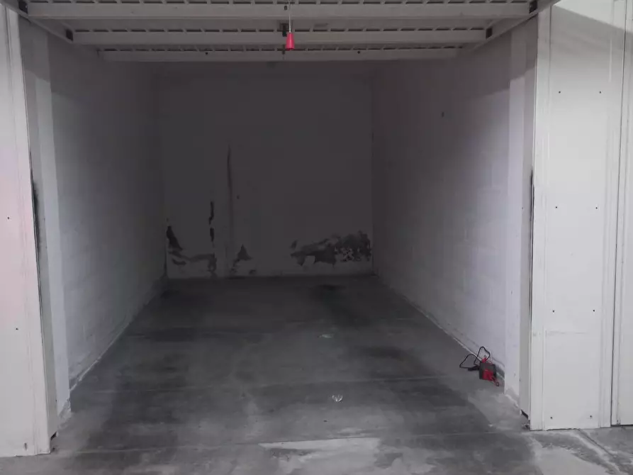 Immagine 2 di Box auto in vendita  in Via Riccardo Zandonai a Gabicce Mare