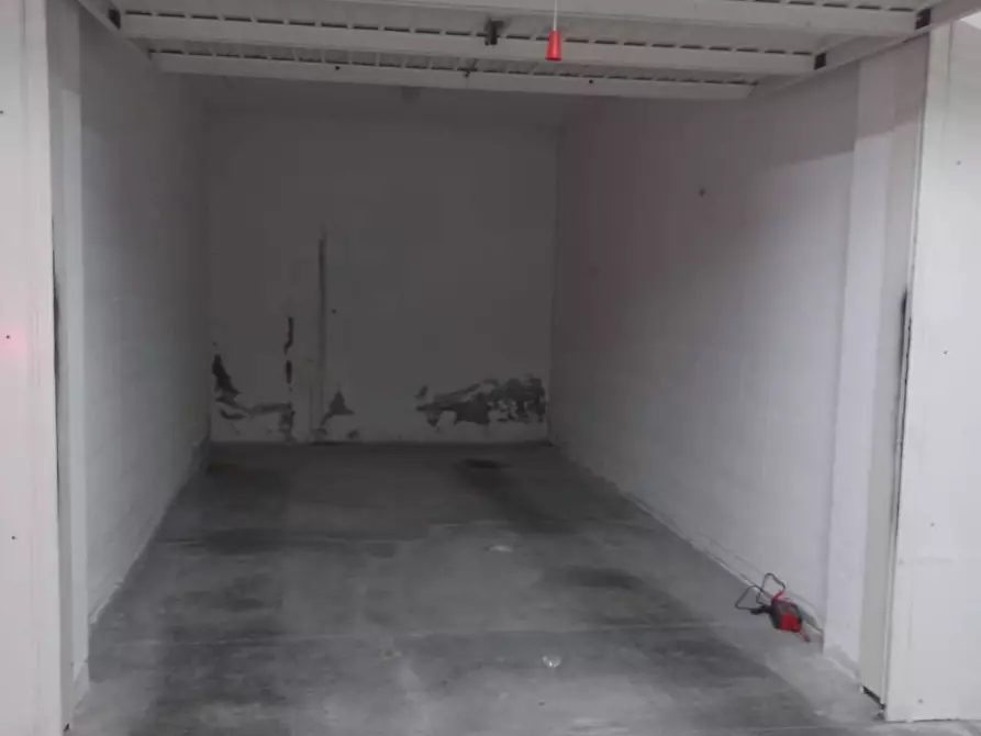 Immagine 3 di Box auto in vendita  in Via Riccardo Zandonai a Gabicce Mare