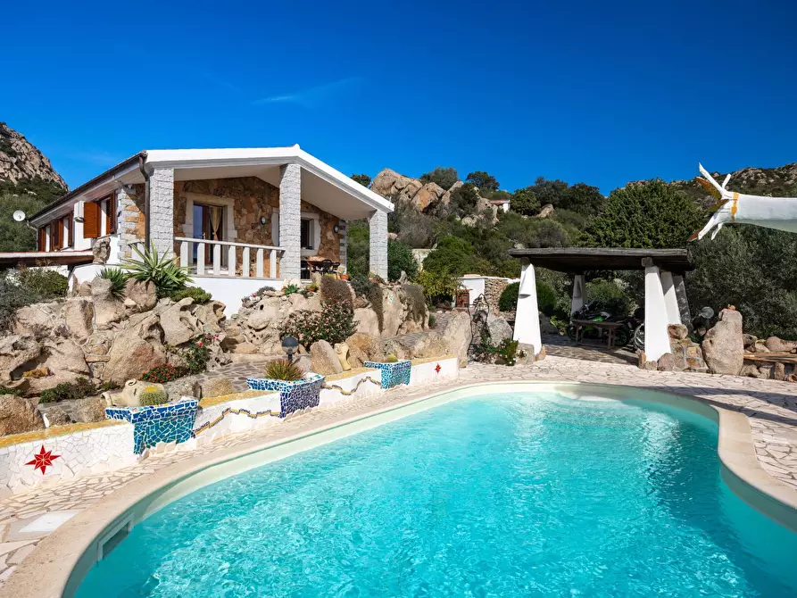 Immagine 1 di Villa in vendita  a Olbia