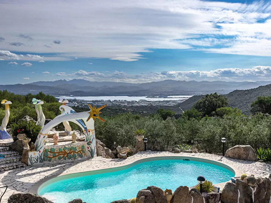 Immagine 3 di Villa in vendita  a Olbia