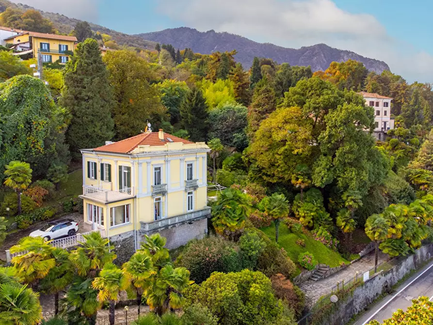 Immagine 27 di Villa in vendita  in via Sempione a Baveno