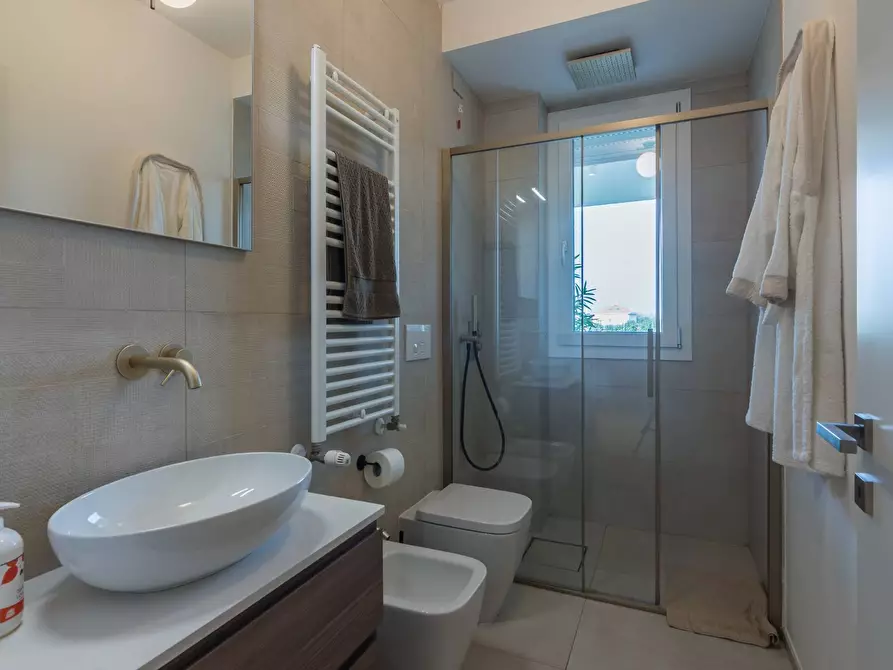 Immagine 13 di Appartamento in vendita  in via marconi a Rimini