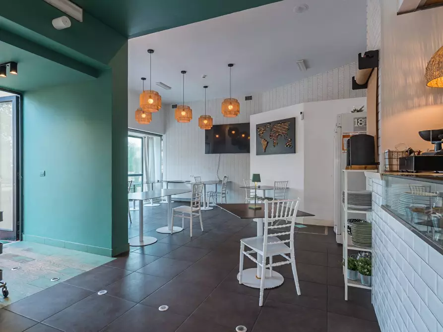 Immagine 3 di Attività commerciale in vendita  in VialeD'Annunzio a Riccione