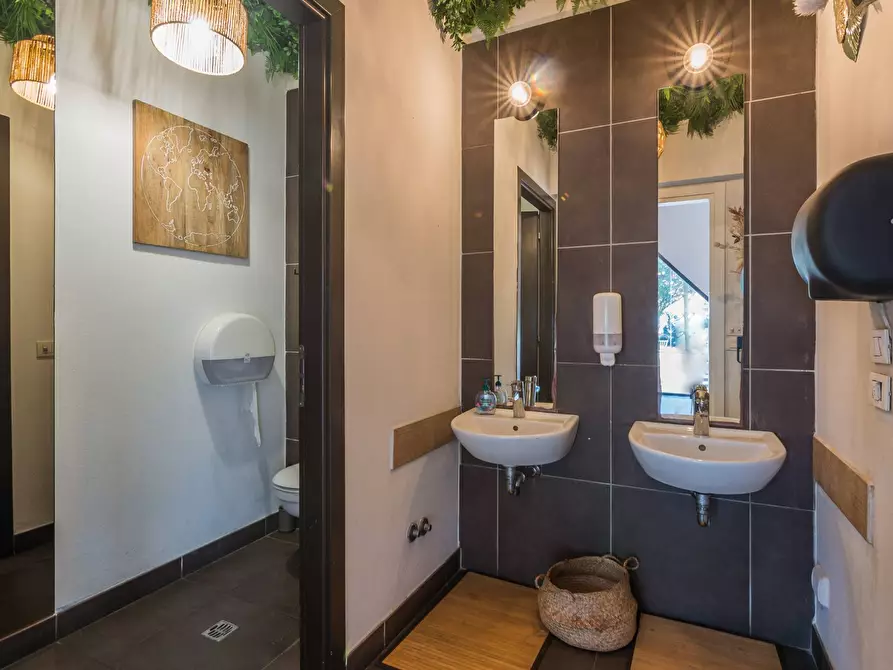 Immagine 15 di Attività commerciale in vendita  in VialeD'Annunzio a Riccione