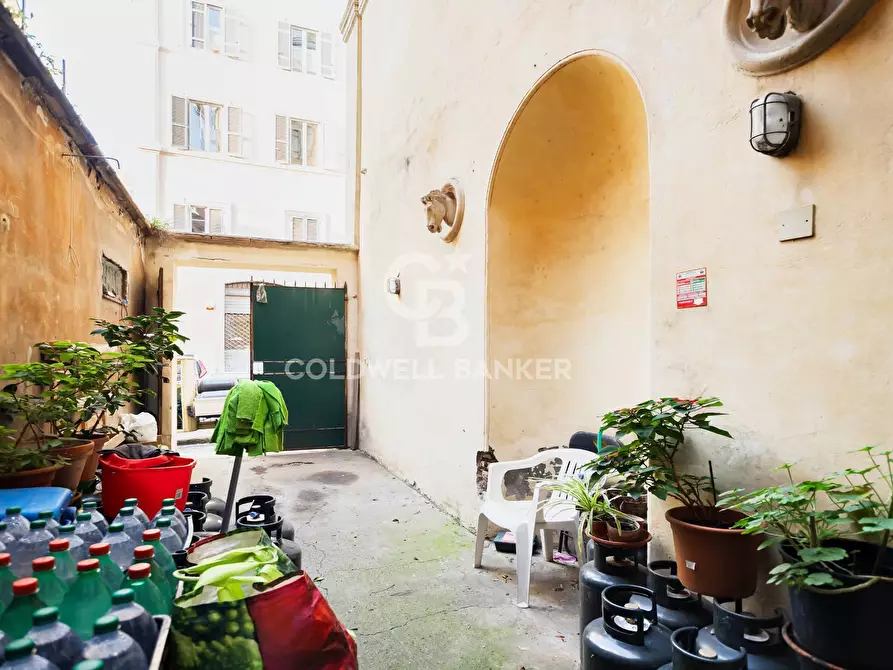 Immagine 2 di Negozio in vendita  in Piazza Della Madonna Dei Monti a Roma