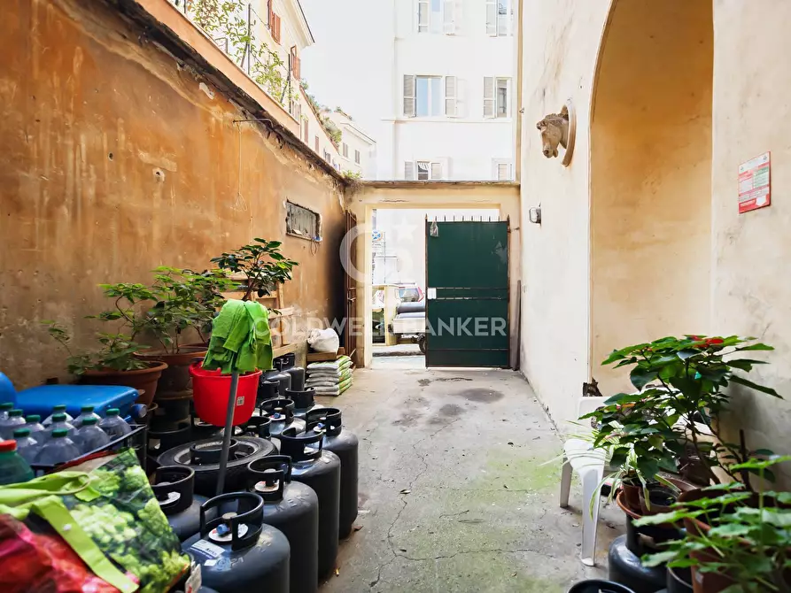 Immagine 4 di Negozio in vendita  in Piazza Della Madonna Dei Monti a Roma