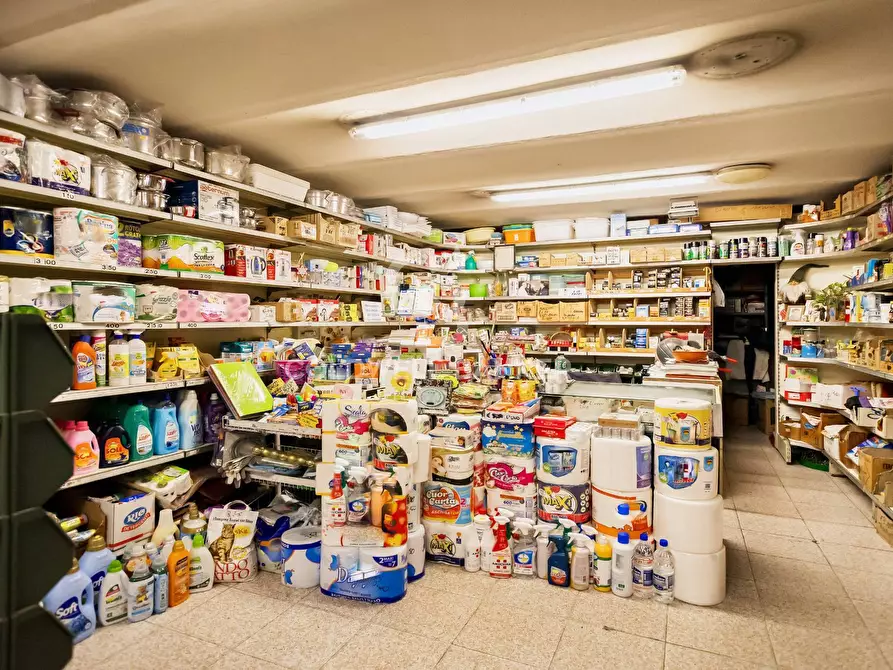 Immagine 7 di Negozio in vendita  in Piazza Della Madonna Dei Monti a Roma