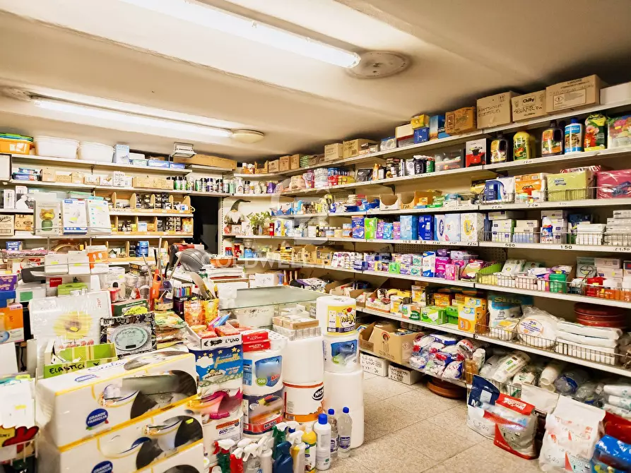 Immagine 8 di Negozio in vendita  in Piazza Della Madonna Dei Monti a Roma