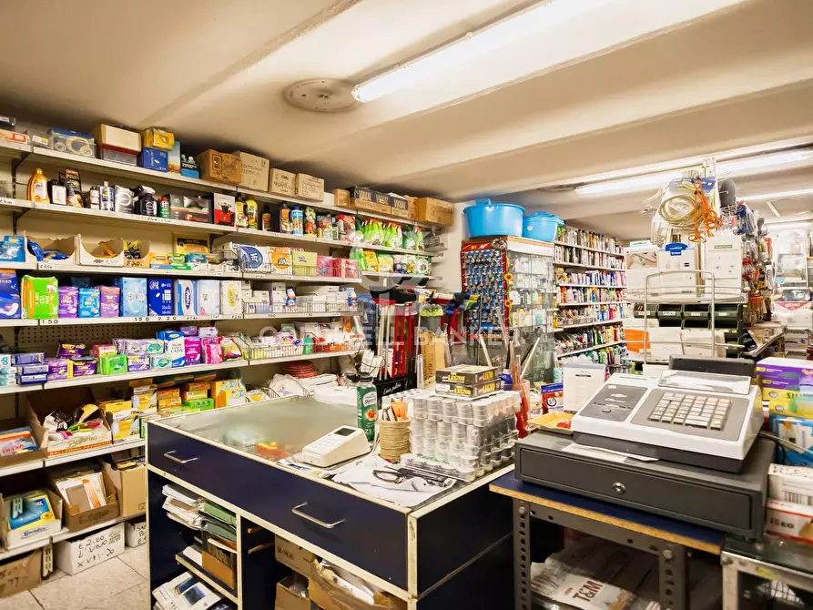 Immagine 9 di Negozio in vendita  in Piazza Della Madonna Dei Monti a Roma