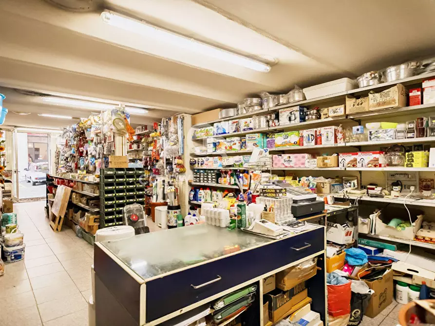 Immagine 10 di Negozio in vendita  in Piazza Della Madonna Dei Monti a Roma