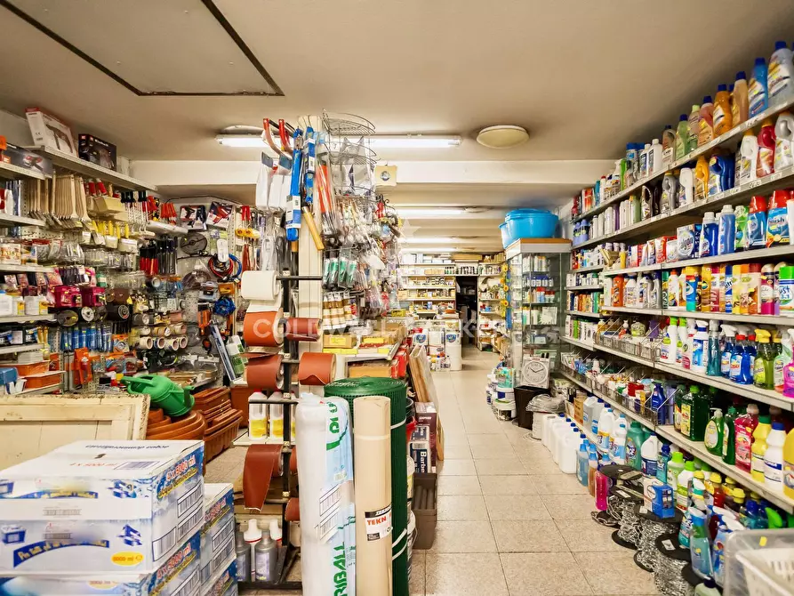 Immagine 11 di Negozio in vendita  in Piazza Della Madonna Dei Monti a Roma