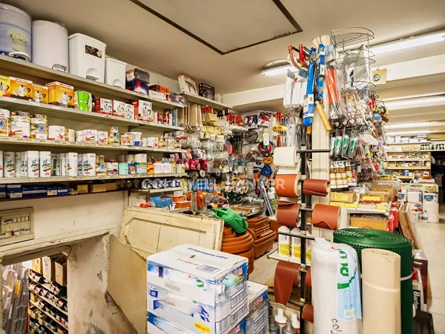 Immagine 12 di Negozio in vendita  in Piazza Della Madonna Dei Monti a Roma