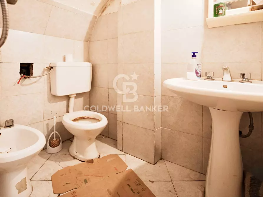 Immagine 14 di Negozio in vendita  in Piazza Della Madonna Dei Monti a Roma