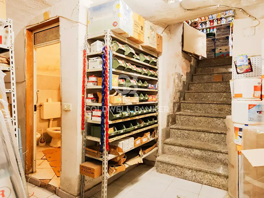 Immagine 18 di Negozio in vendita  in Piazza Della Madonna Dei Monti a Roma