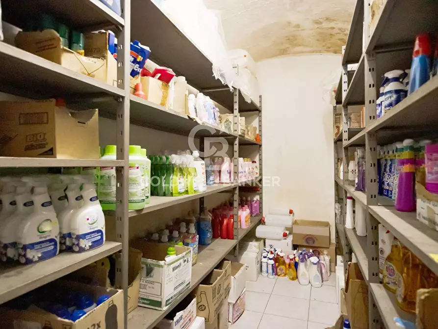 Immagine 20 di Negozio in vendita  in Piazza Della Madonna Dei Monti a Roma